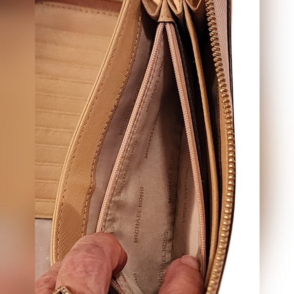 Michael Kors Jet Set Travel Large Camel Leather Continental Wallet - Picture 6 of 8